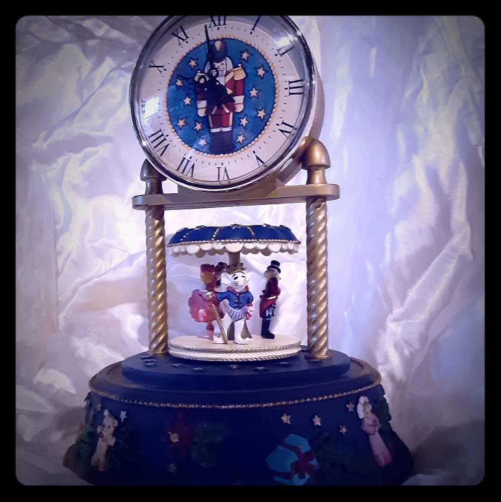 VTG AVON NUTCRACKER ANNIVERSARY DOMED CLOCK ANIMAT